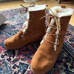 Minnetonka moccasin boots size 9